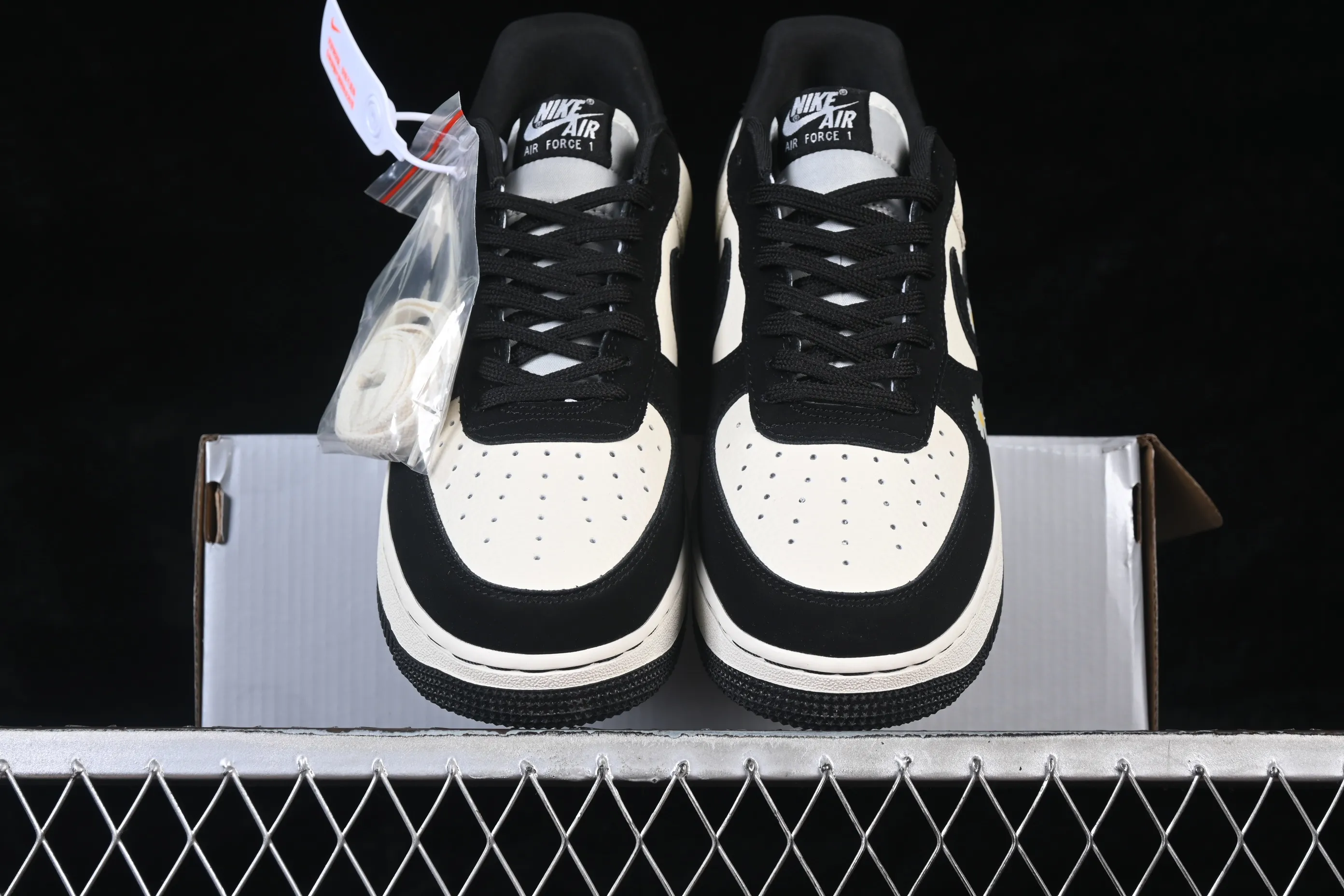 All categories Nk Air Force 1 Air Force series Nk Air Force 1 Low Air Force low-top Nike Air Force 1'07 Low G-Dragon co-branded Daisy beige black hook Air Force 1 low-top casual sneakers LD1999-002